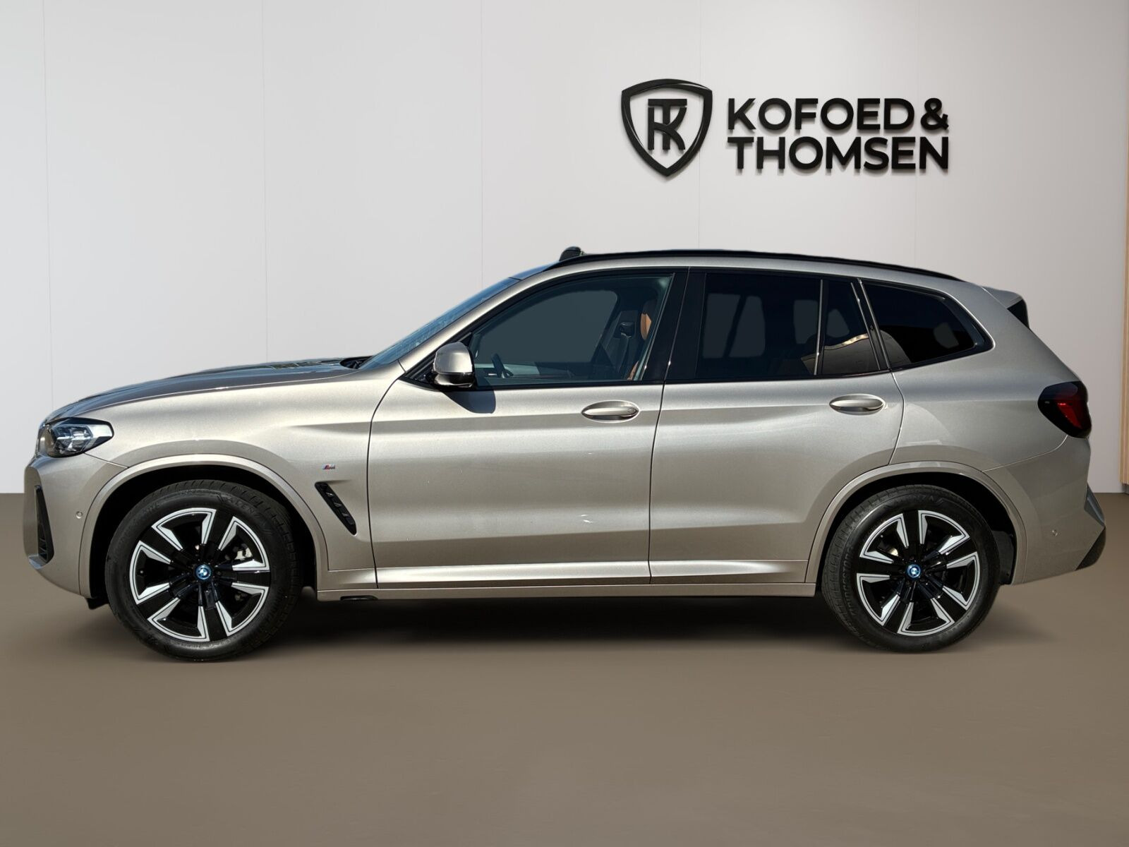 Sølv BMW iX3 fra 2024
