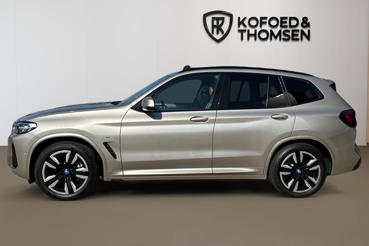 Sølv BMW iX3 fra 2024
