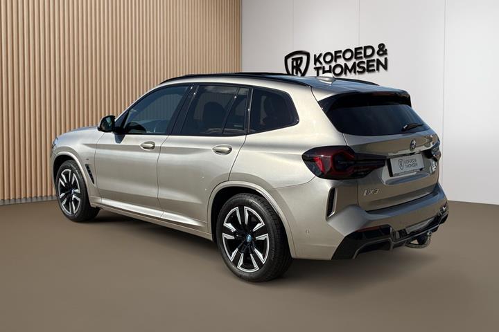 Sølv BMW iX3 fra 2024