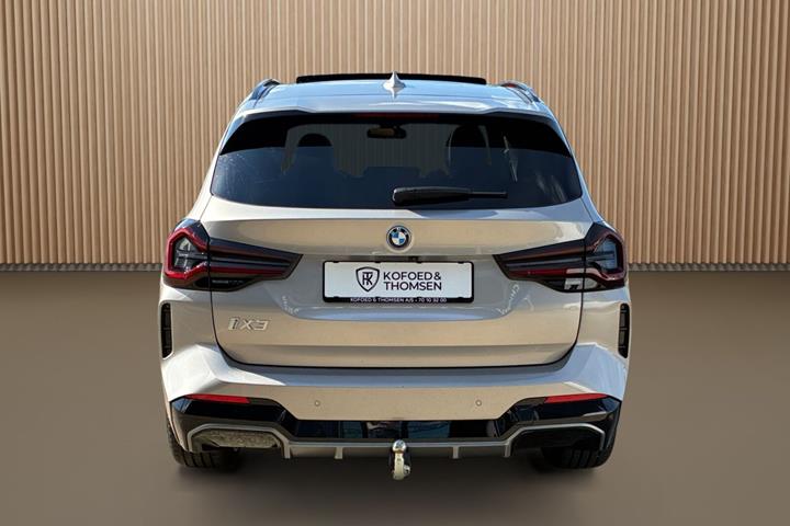Sølv BMW iX3 fra 2024