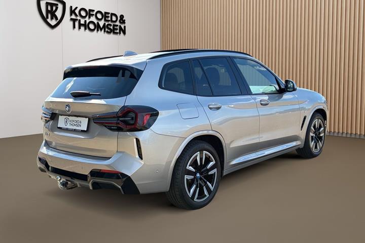 Sølv BMW iX3 fra 2024