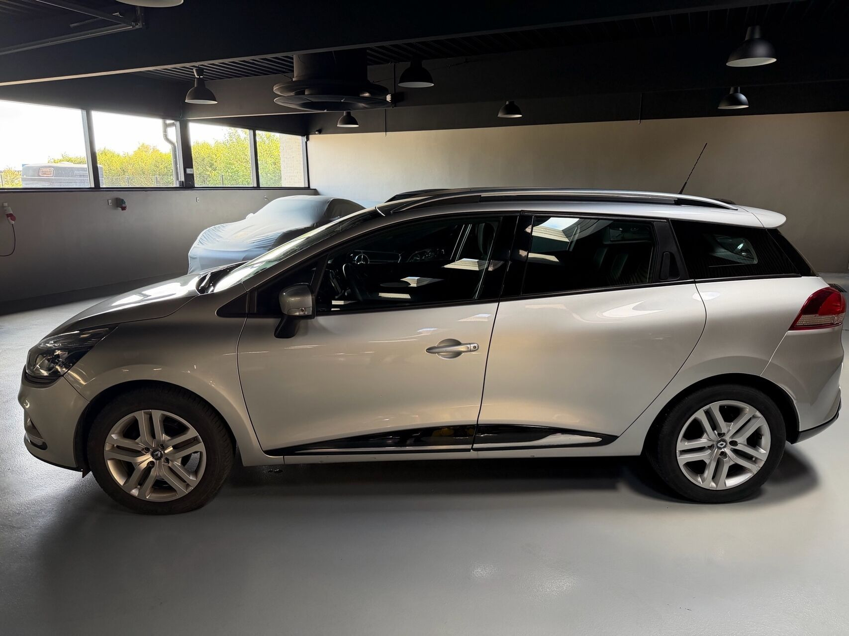 Sølv Renault Clio fra 2018