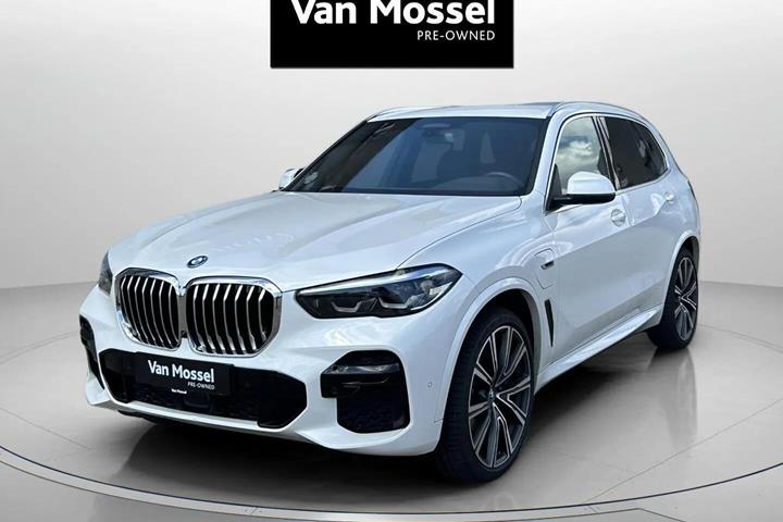 Hvid BMW X5 fra 2023 set udefra