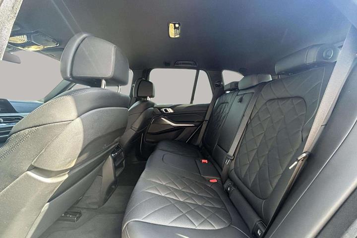Hvid BMW X5 fra 2023