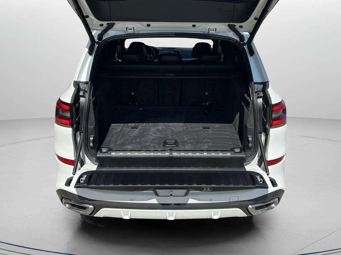 Hvid BMW X5 fra 2023