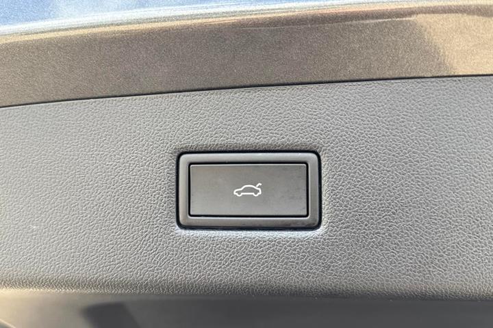 Grå Ford Explorer fra 2025
