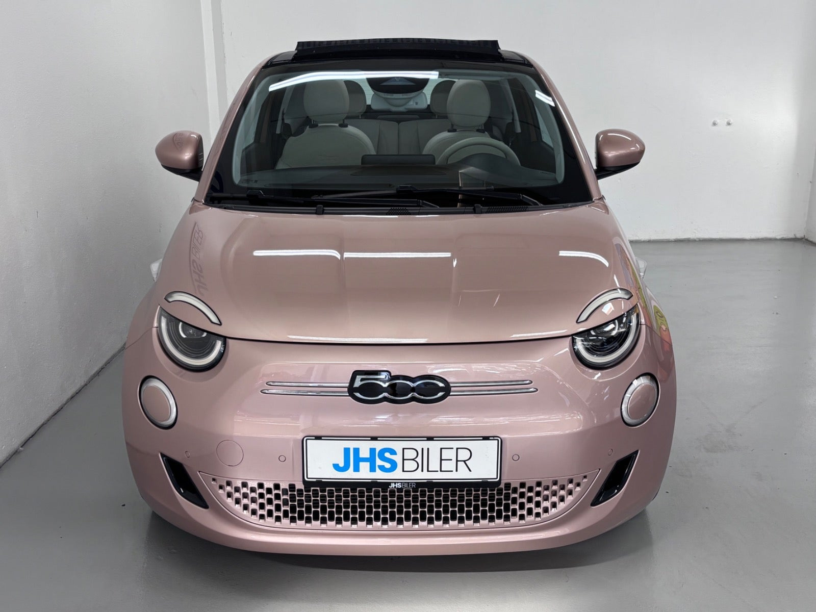 Grå Fiat 500e fra 2023