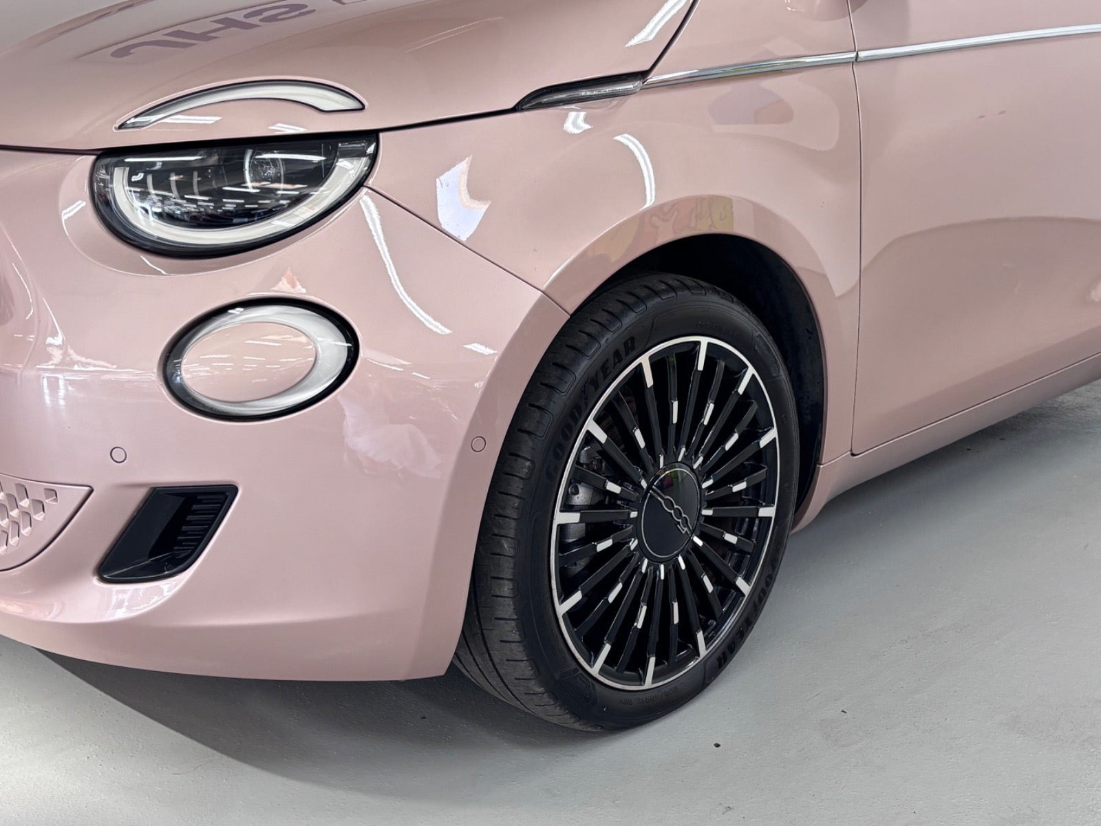 Grå Fiat 500e fra 2023