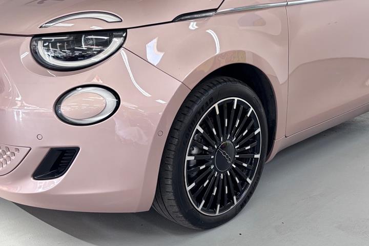 Grå Fiat 500e fra 2023