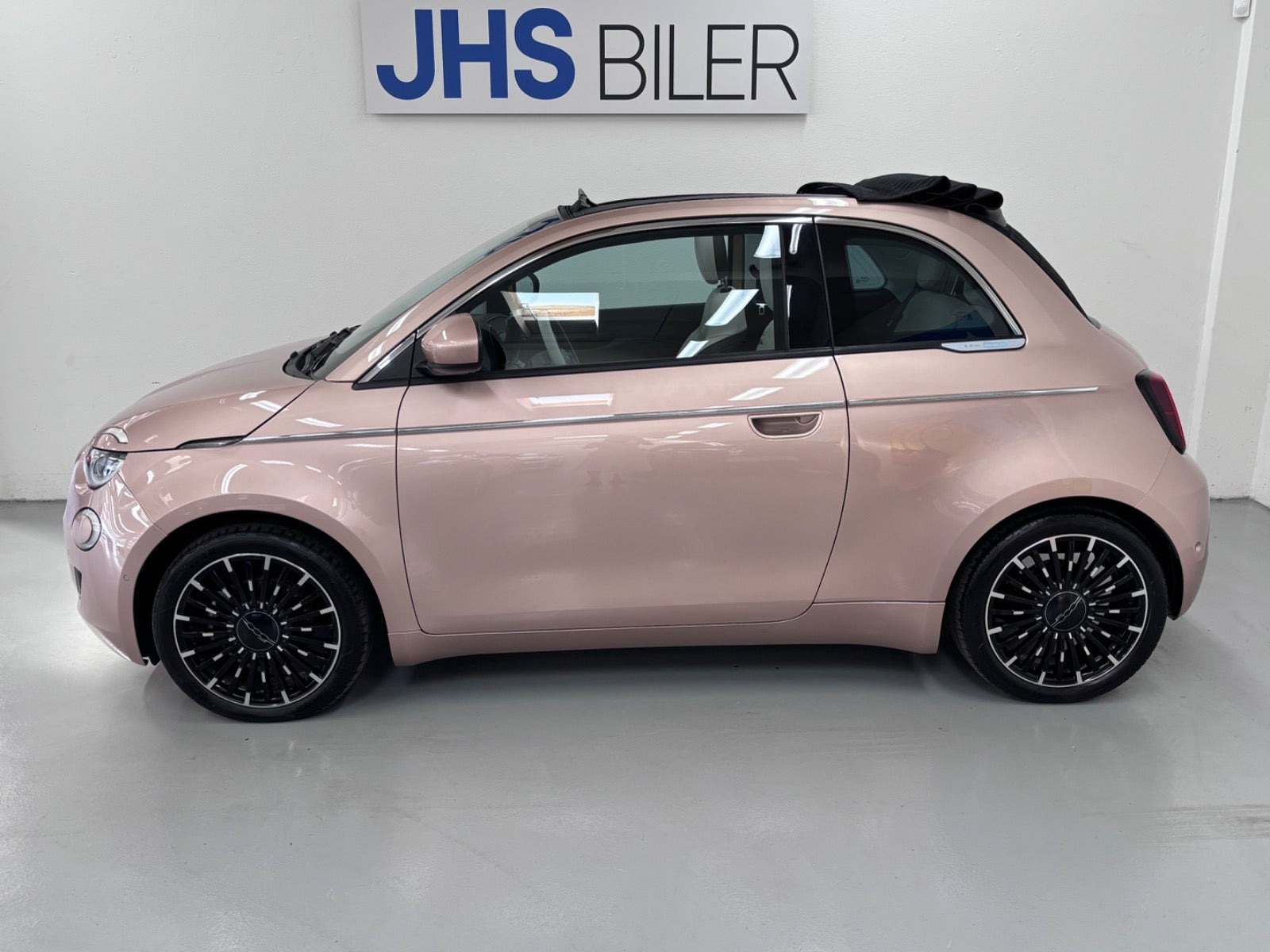 Grå Fiat 500e fra 2023