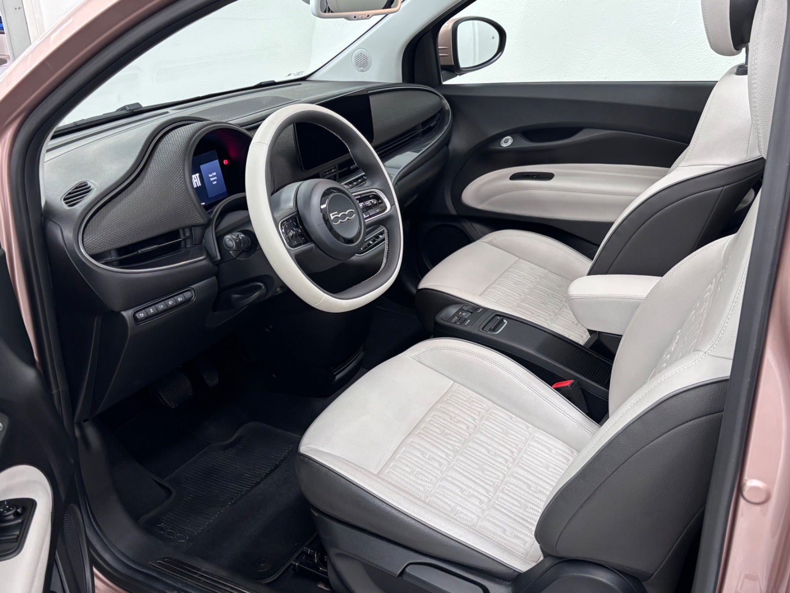 Grå Fiat 500e fra 2023