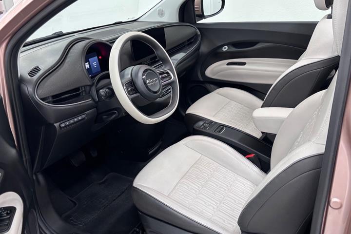 Grå Fiat 500e fra 2023