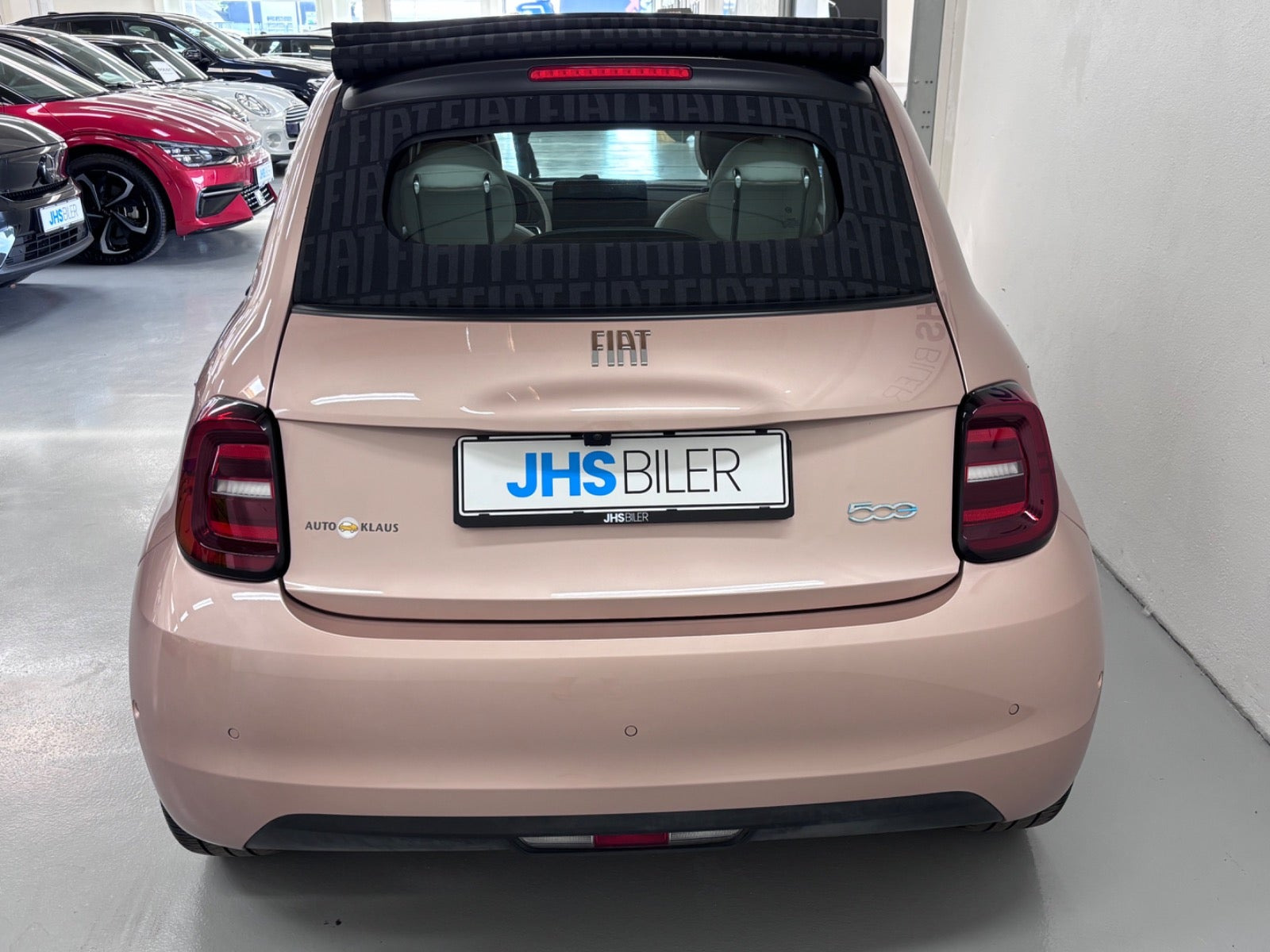 Grå Fiat 500e fra 2023