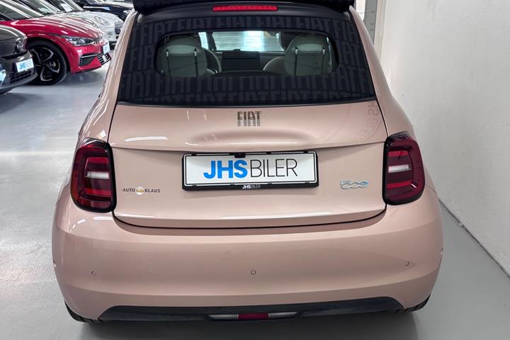 Grå Fiat 500e fra 2023