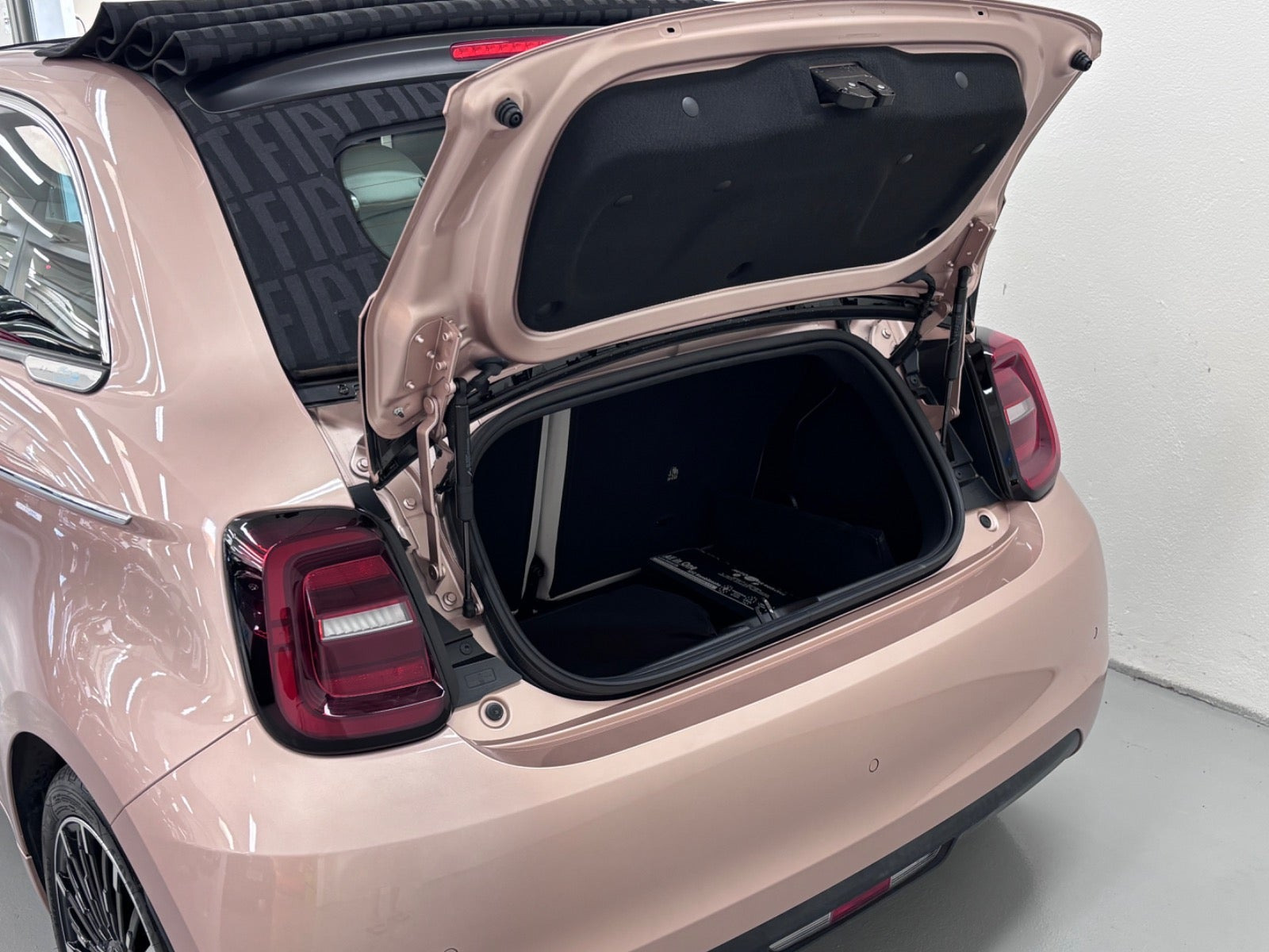 Grå Fiat 500e fra 2023