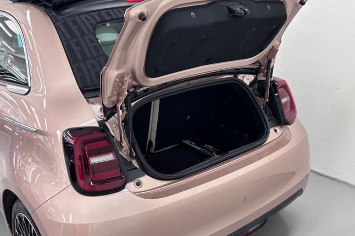 Grå Fiat 500e fra 2023