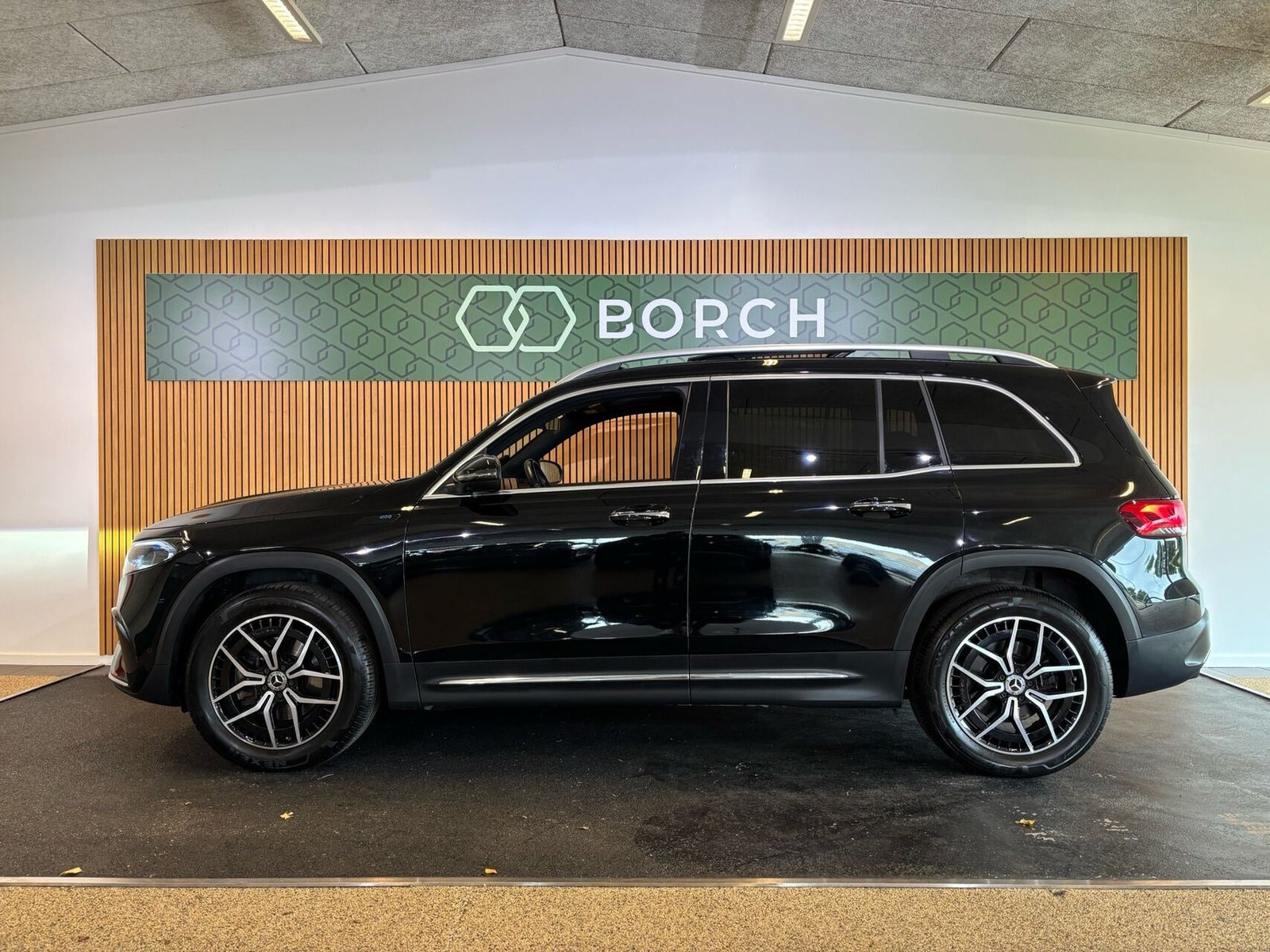 Sort Mercedes EQB300 fra 2022