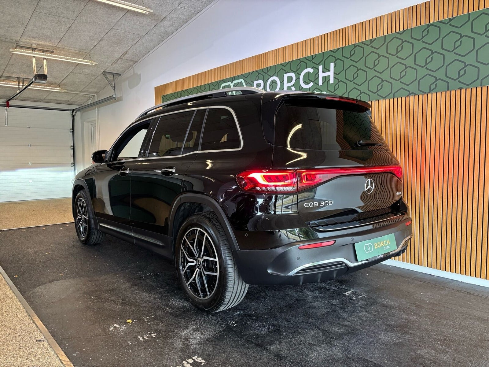 Sort Mercedes EQB300 fra 2022
