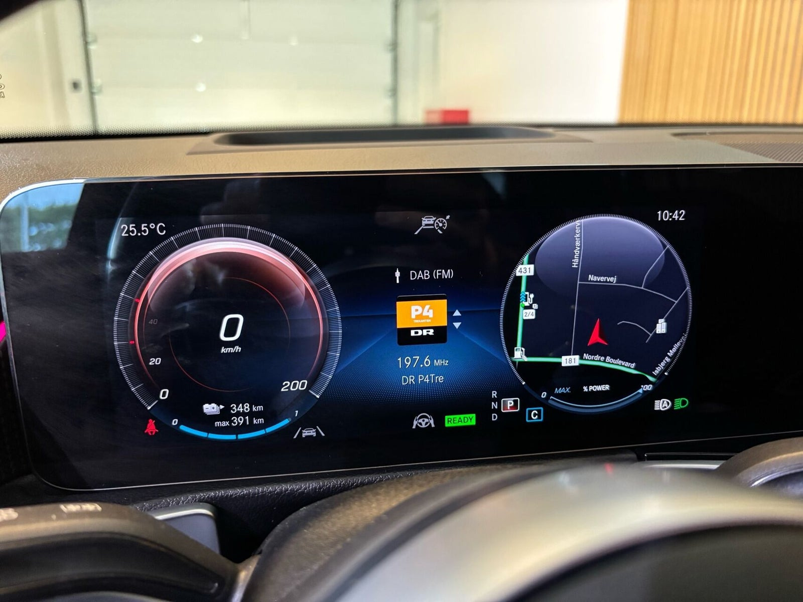 Sort Mercedes EQB300 fra 2022