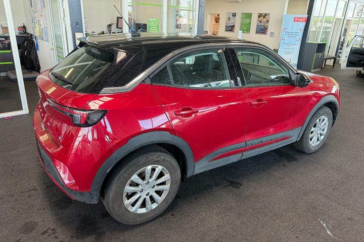 Rød Opel Mokka-e fra 2023