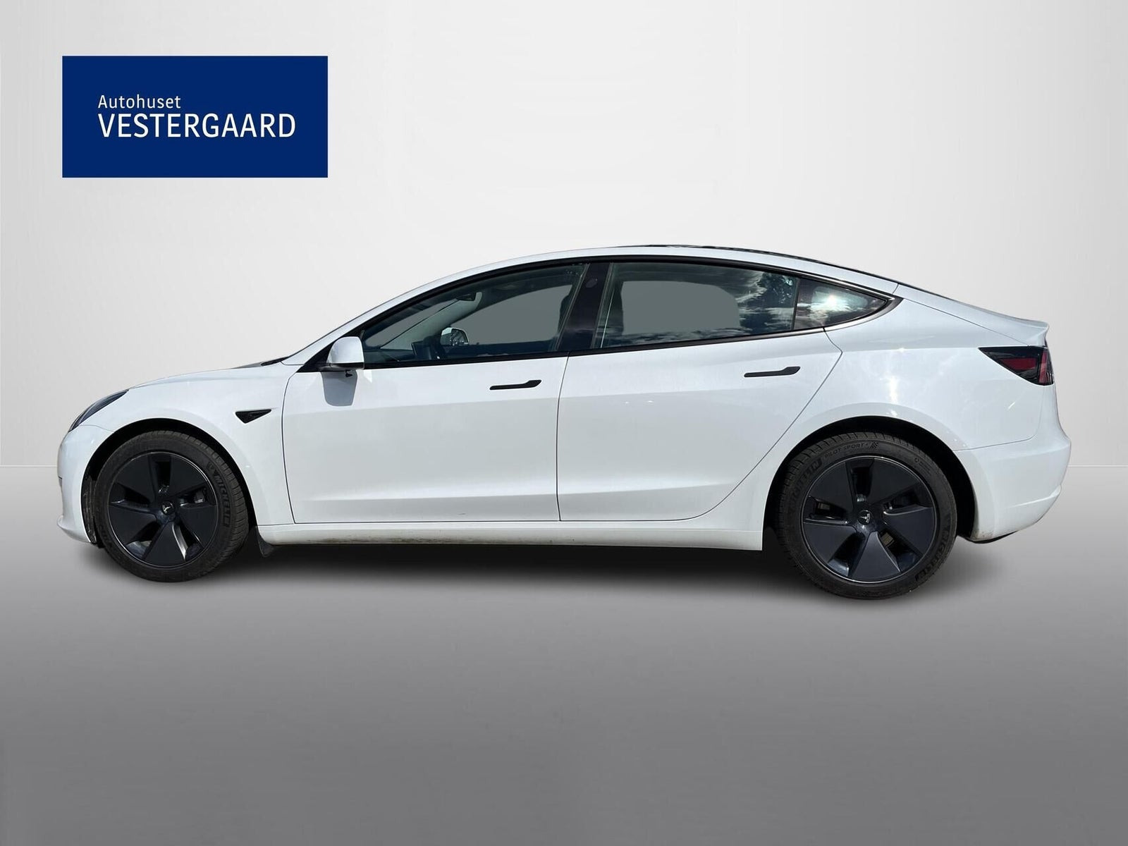 Hvid Tesla Model 3 fra 2023