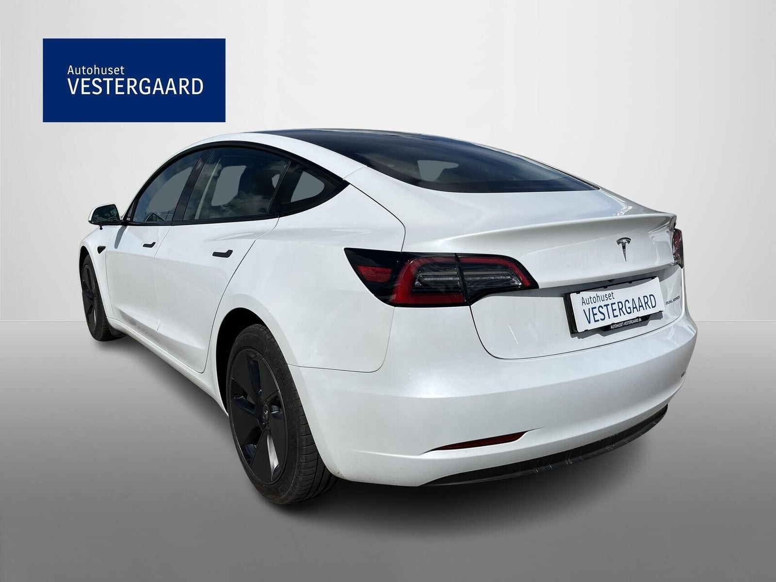 Hvid Tesla Model 3 fra 2023