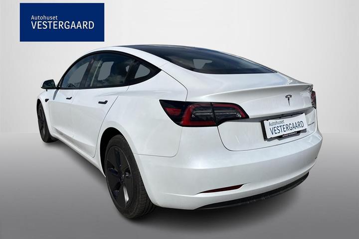 Hvid Tesla Model 3 fra 2023