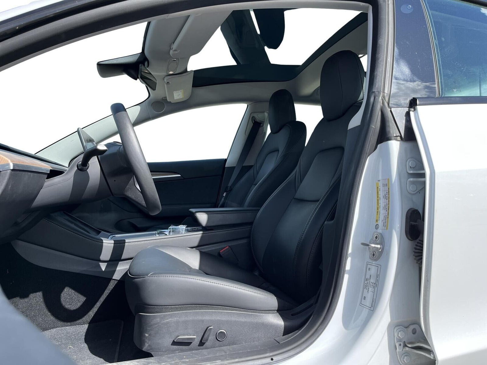 Hvid Tesla Model 3 fra 2023