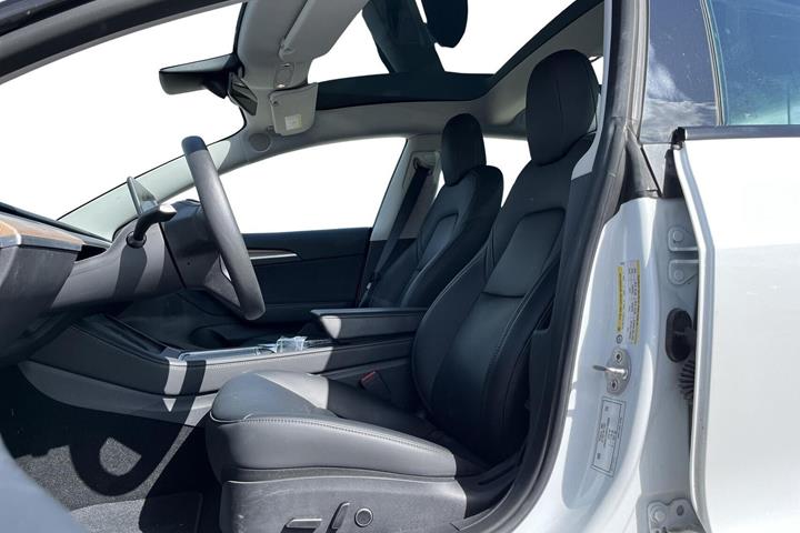 Hvid Tesla Model 3 fra 2023