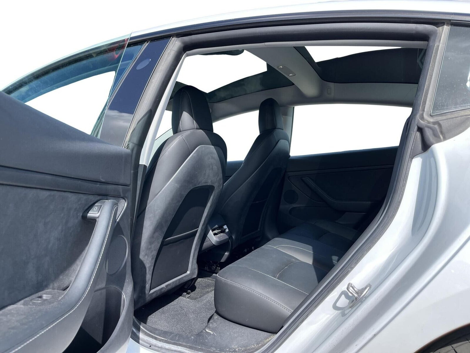 Hvid Tesla Model 3 fra 2023