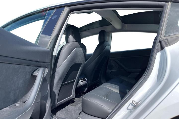 Hvid Tesla Model 3 fra 2023