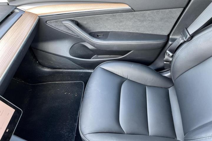 Hvid Tesla Model 3 fra 2023
