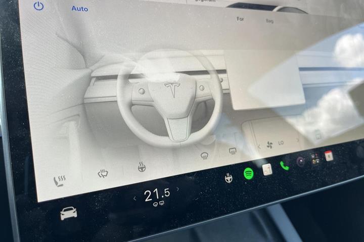 Hvid Tesla Model 3 fra 2023