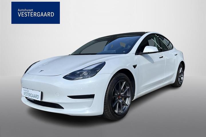 Hvid Tesla Model 3 fra 2021