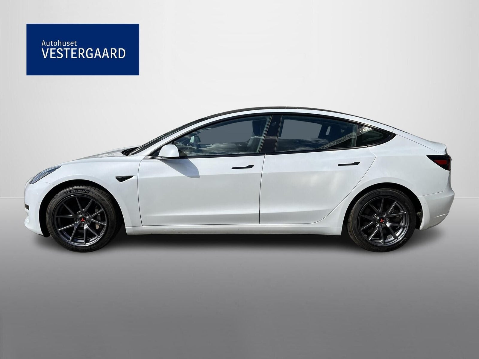 Hvid Tesla Model 3 fra 2021