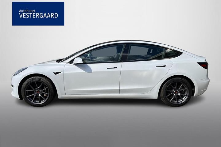Hvid Tesla Model 3 fra 2021