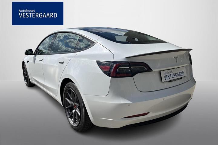 Hvid Tesla Model 3 fra 2021