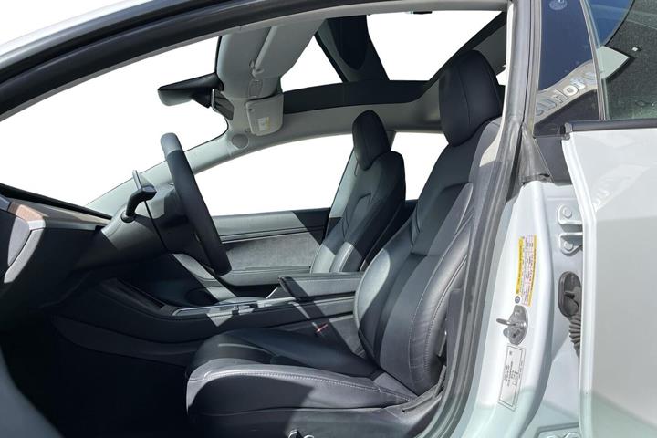 Hvid Tesla Model 3 fra 2021