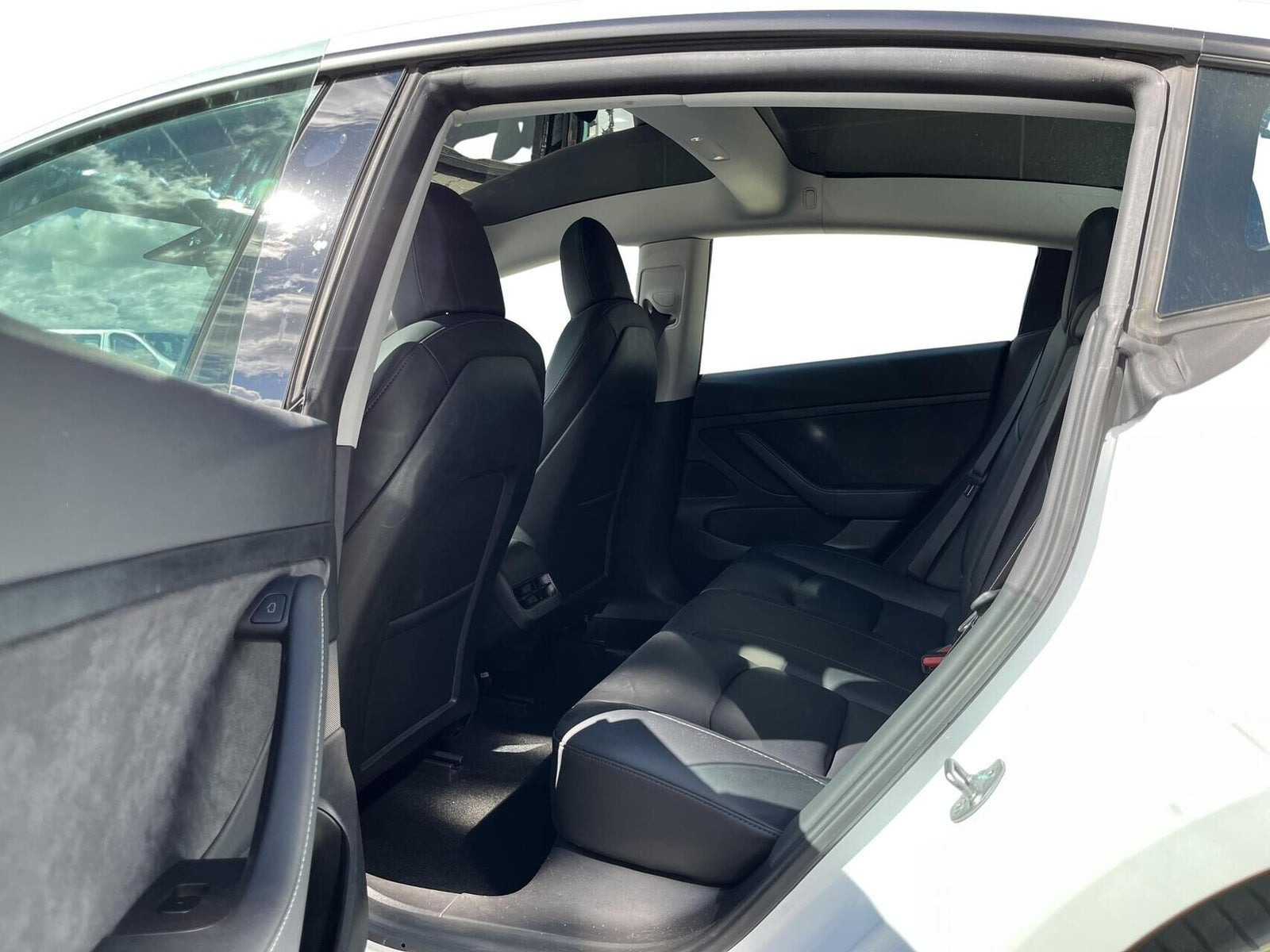 Hvid Tesla Model 3 fra 2021