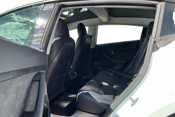 Hvid Tesla Model 3 fra 2021