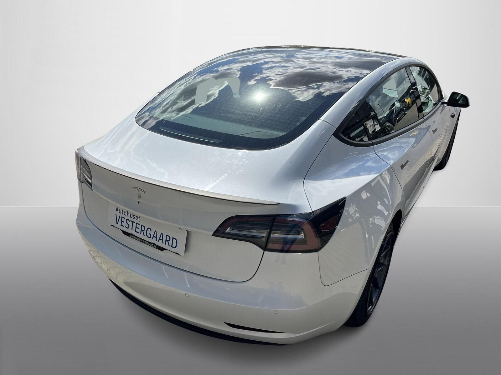 Hvid Tesla Model 3 fra 2021