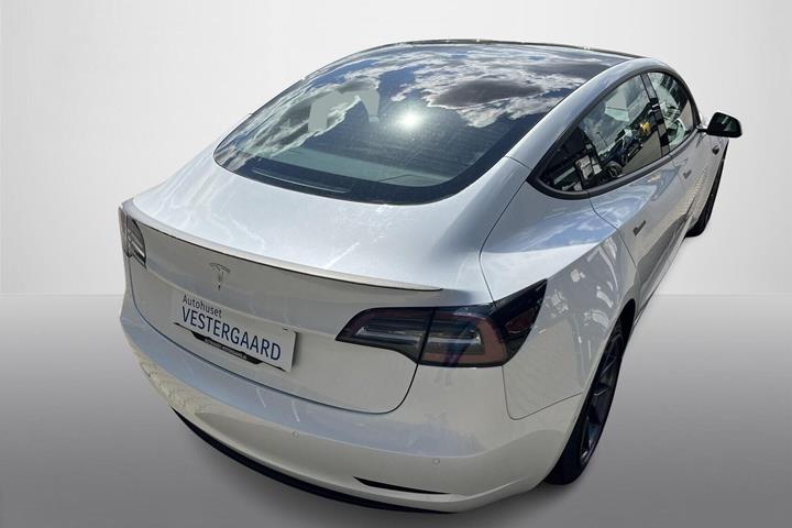Hvid Tesla Model 3 fra 2021