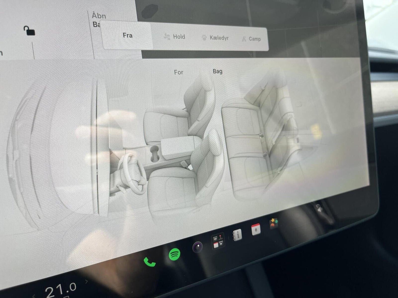 Hvid Tesla Model 3 fra 2021