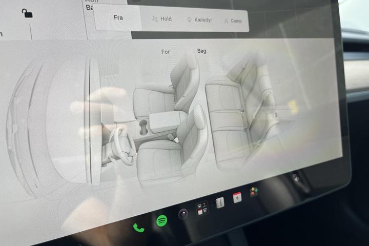 Hvid Tesla Model 3 fra 2021