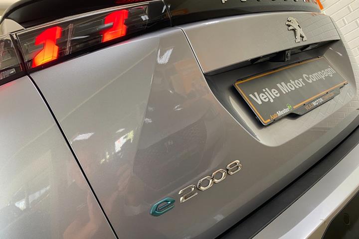 Sølv Peugeot e-2008 fra 2022