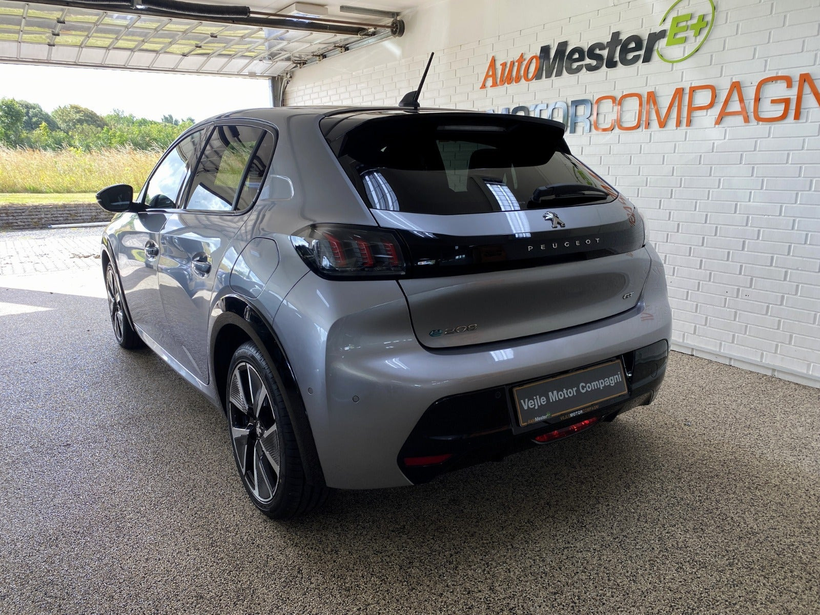 Sølv Peugeot e-208 fra 2022
