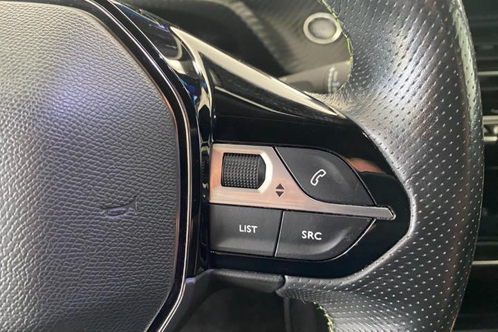 Sølv Peugeot e-208 fra 2022