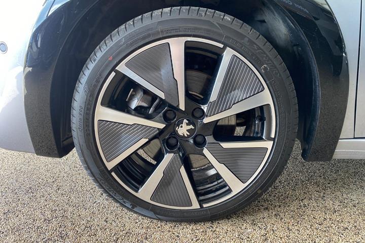 Sølv Peugeot e-208 fra 2022