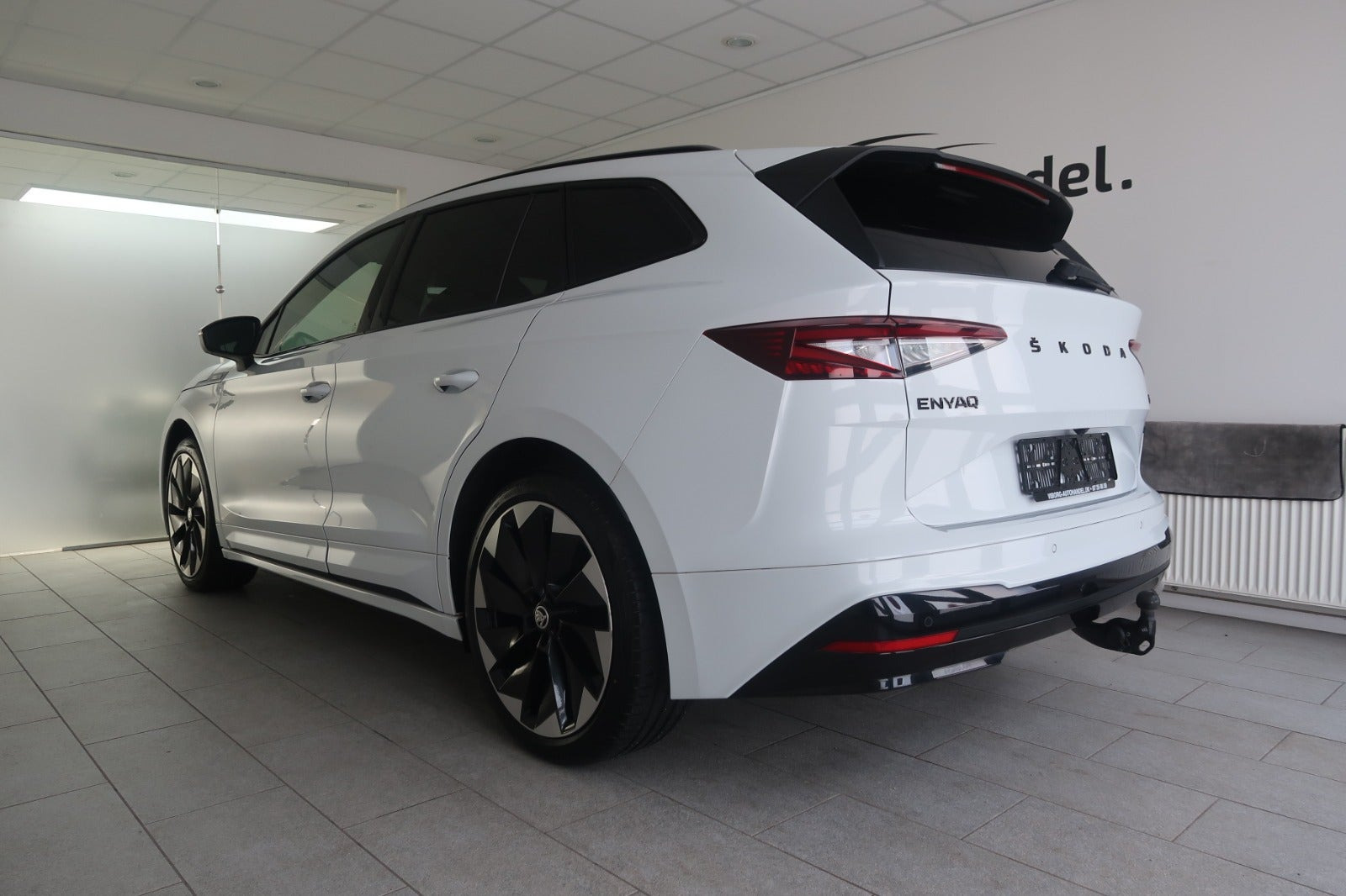 Hvid Skoda Enyaq fra 2023