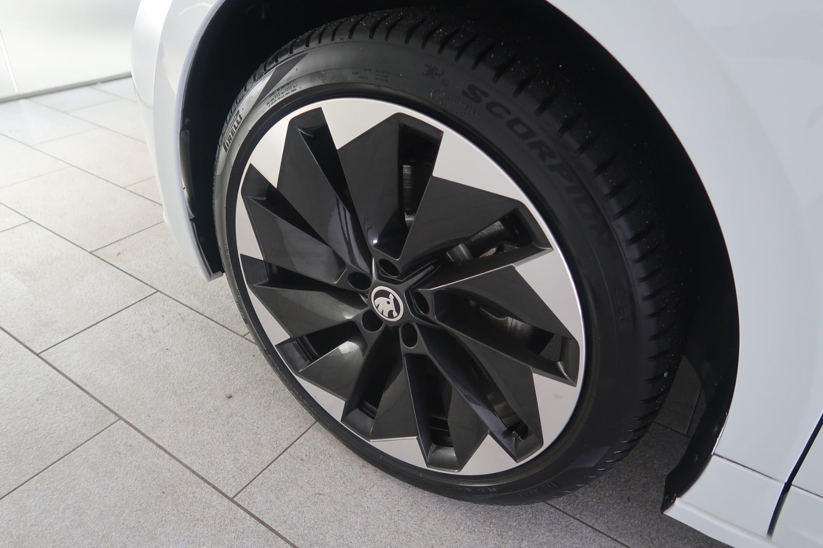 Hvid Skoda Enyaq fra 2023